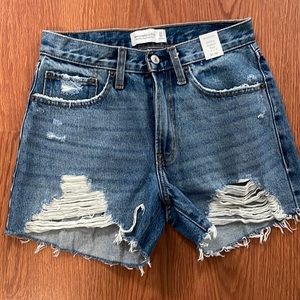 NWT. Abercrombie mid rise boyfriend shirt size 24/00